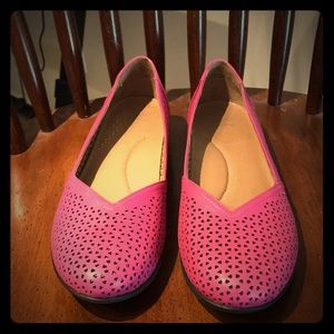 NEW Dansko Neely Fuschia size 40